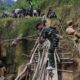 Satgas Pamtas Yonarmed 16/Tk Melaksanakan Gotong Royong Memperbaiki Jembatan