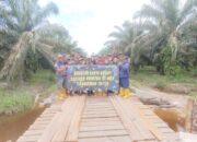 Peduli Masyarakat Perbatasan, Satgas Pamtas RI-MLY Yonarmed 16/TK Pos Kumba Semunying melaksanakan Karya Bhakti Perbaikan jembatan
