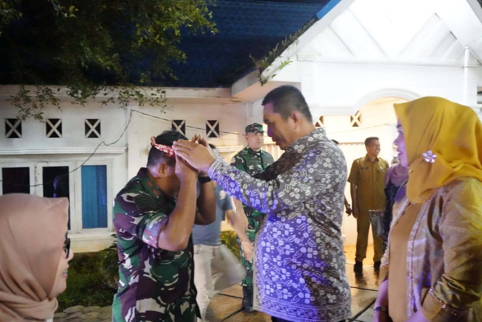 Walikota Pagaralam bersama Unsur Forkopimda menyambut kedatangan pangdam II/Sriwijaya Mayjen TNI Ujang Darwis - Media POLRI