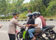 Polda Kalbar Semarakkan HUT RI ke-81 dengan Gerakan Pembagian Bendera Merah Putih
