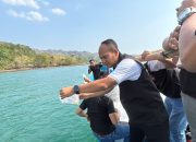 Jaga Ekosistem Laut, Polres Sukabumi Lepas Puluhan Ribu Benih Bening Lobster