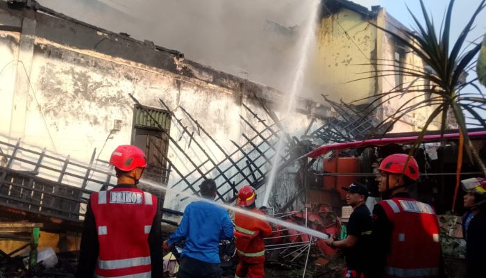 Gerak Cepat Padamkan Api, Respon Bencana Brimob Batalyon B Pelopor Terjun Tangani Kebakaran di Kutai Barat