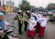 Lindungi Generasi Muda dari Kabut Asap, Polres PALI Bagikan Masker ke Pelajar
