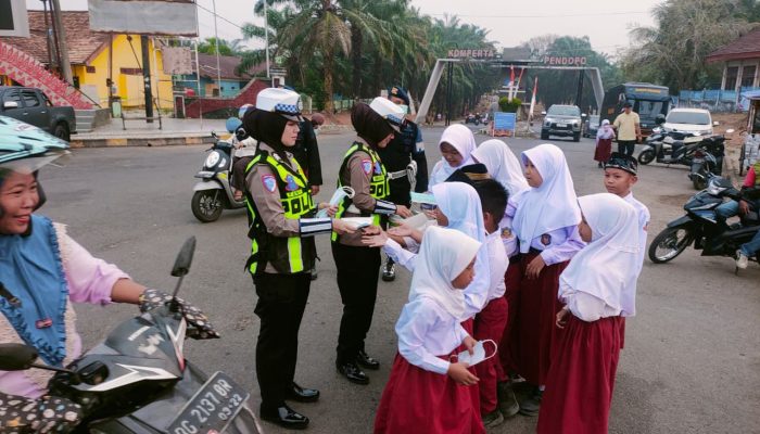 Lindungi Generasi Muda dari Kabut Asap, Polres PALI Bagikan Masker ke Pelajar