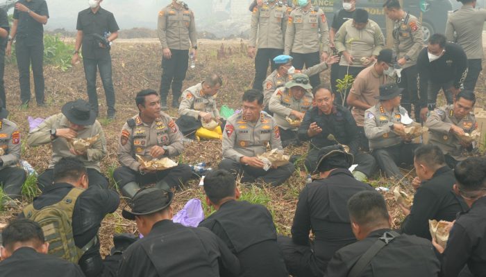 Perkuat Kebersamaan, Kapolda Kalteng Motivasi Satgas Karhutla Lewat Makan Siang Bersama