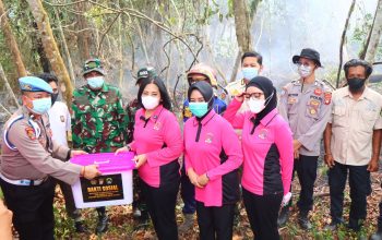 Ketua Bhayangkari Daerah Turun Langsung ke Lokasi Karhutla, Beri Dukungan Satgas Gabungan