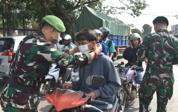 Antisipasi Abu Vulkanik, Korem 043/Gatam Bagikan Masker dan Bersihkan Sekolah di Metro