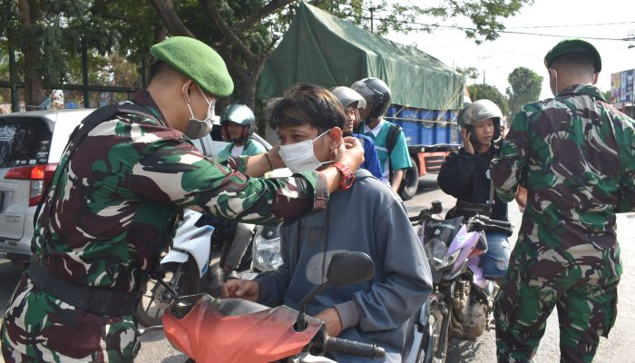 Antisipasi Abu Vulkanik, Korem 043/Gatam Bagikan Masker dan Bersihkan Sekolah di Metro