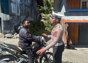 Sat Lantas Polres Puncak Jaya Hadir di Pertigaan Pasar Kota Lama, Pengendara Diimbau Utamakan Keselamatan