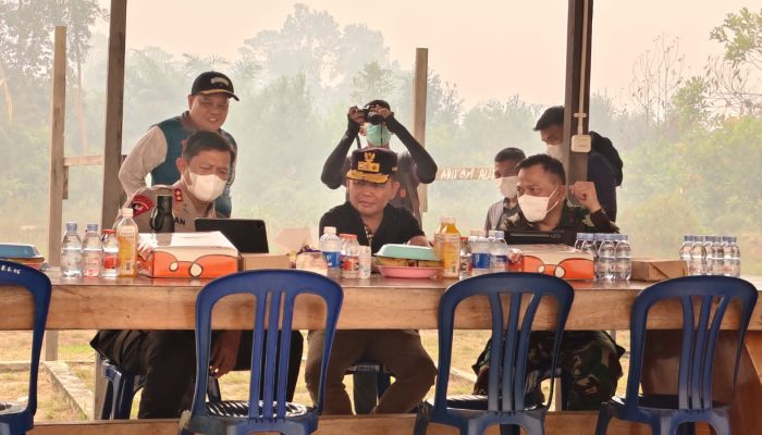 Bersama Gubernur dan Pangdam, Kapolda Kalteng Tinjau Posko Taktis Penanganan Karhutla